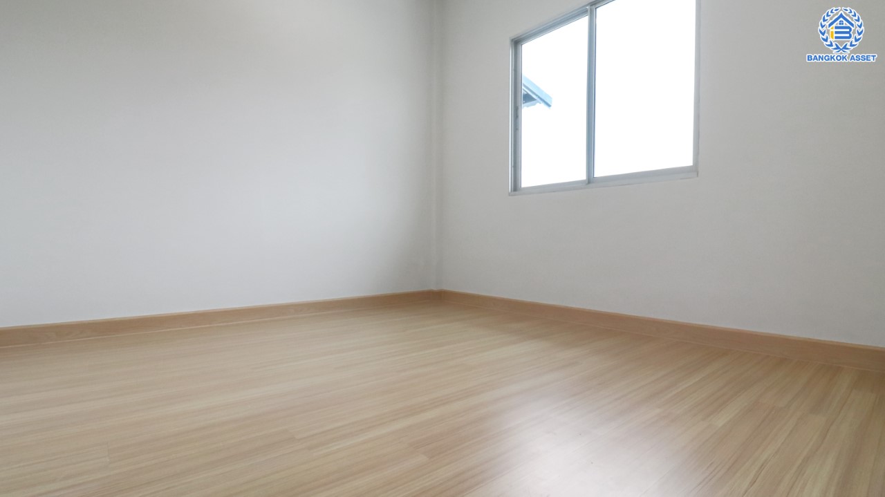 บ้านมือสองตกแต่งใหม่ แบรนด์ Property Perfect ม.เดอะวิลล่า ราชพฤกษ์-ท่าอิฐ ทาวน์เฮ้าส์ เนื้อที่ 19.5 ตร.ว. ฟังก์ชัน 3 ห้องนอน 2 ห้องน้ำ 1 ที่จอดรถ บนทำเลเชื่อมต่อทั้งถ.รัตนาธิเบศร์ และถ.ราชพฤกษ์ และเพียง 10 นาทีถึงรถไฟฟ้า "สถานีบางรักน้อยท่าอิฐ"…